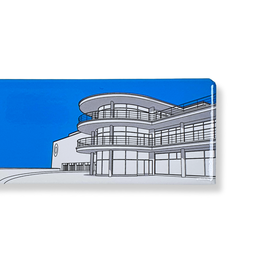 Close up of Rectangle magnet depicts the iconic architecture of the De La Warr Pavilion illustrated in grey with a blue background