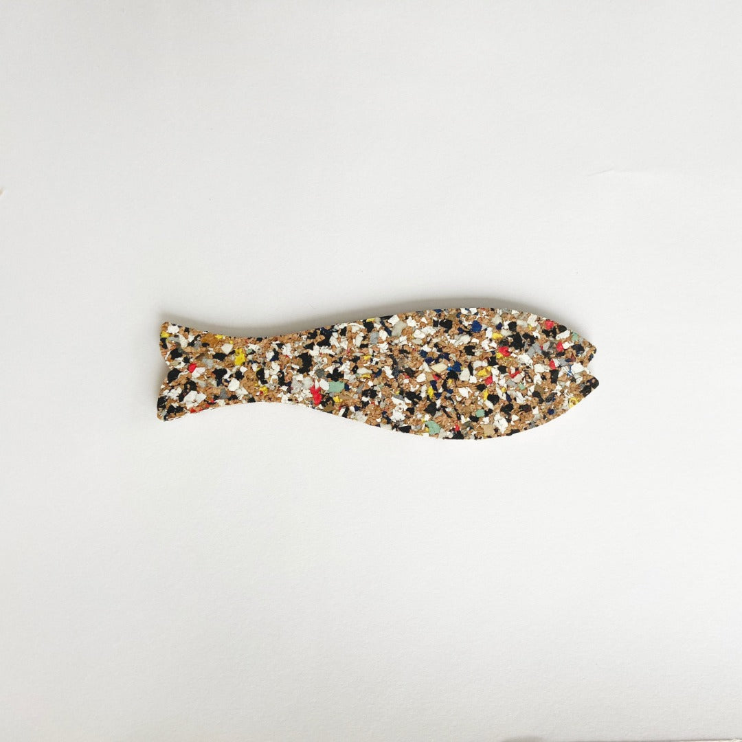 Fish shaped magnet made from cork and recycled plastic.