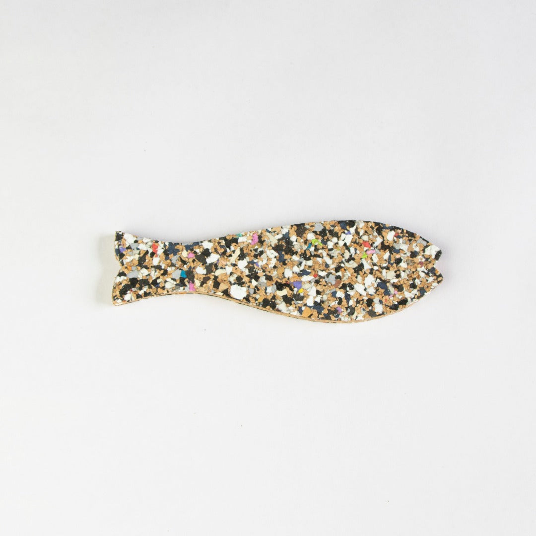 Fish shaped magnet made from cork and recycled plastic.