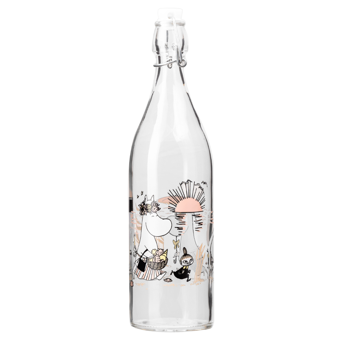 Glass bottle featuring Moomin characters at the beach